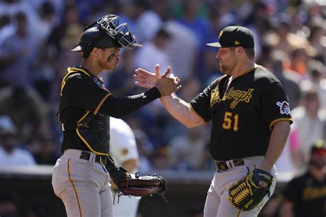 Choi, Reynolds, Santana homer to lead the Pirates to a 3-2 win over the Padres